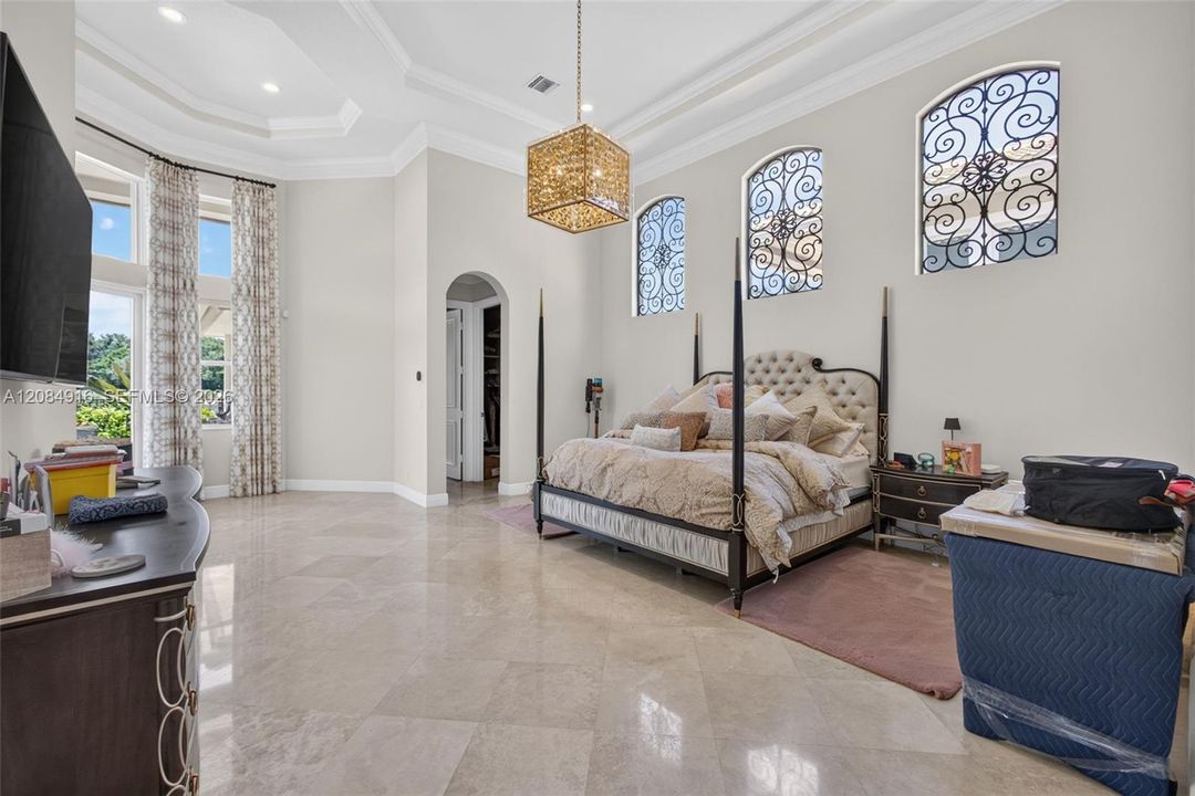 Activo con contrato: $3,395,000 (5 camas, 5 baños, 4476 Pies cuadrados)