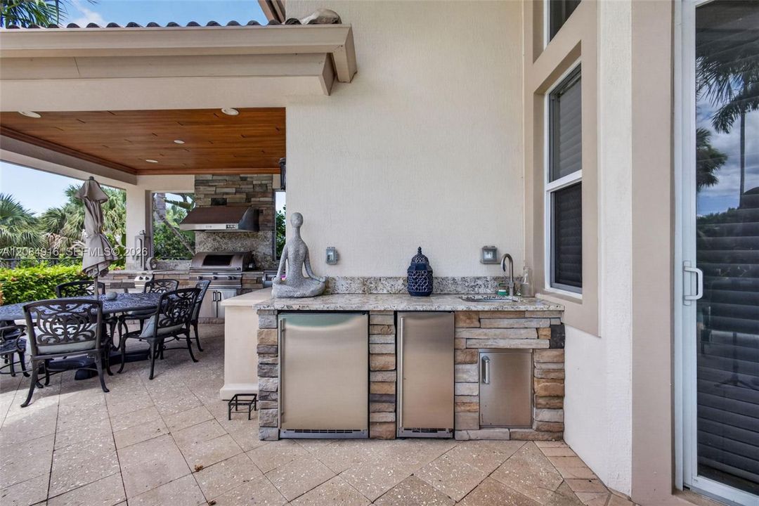 Activo con contrato: $3,395,000 (5 camas, 5 baños, 4476 Pies cuadrados)