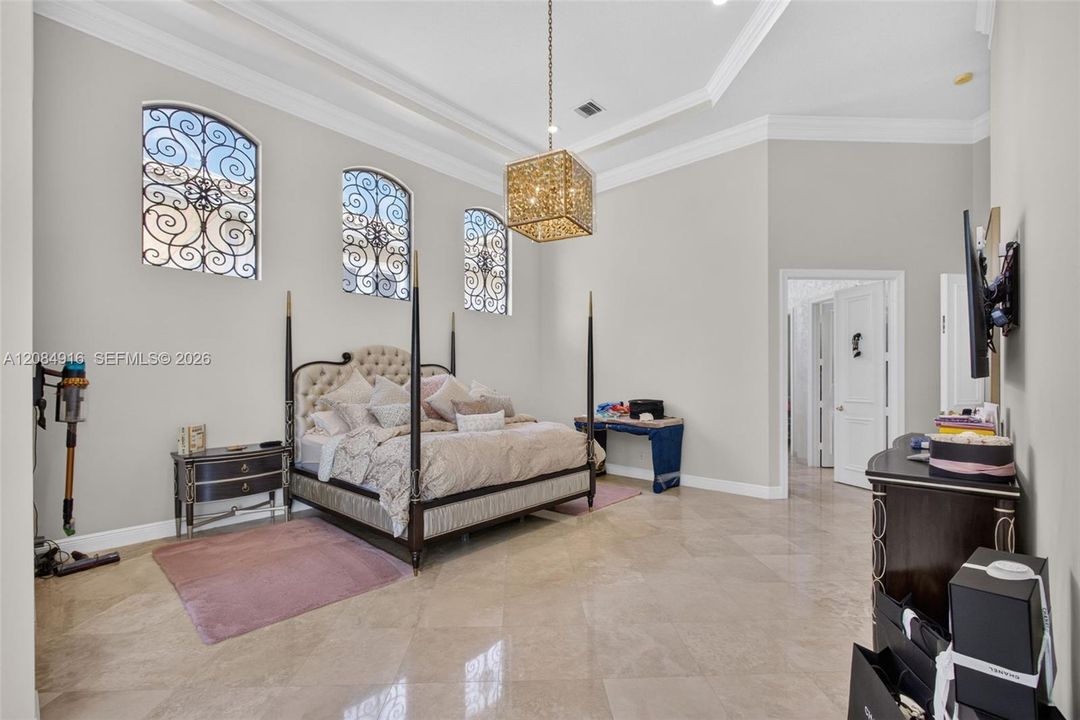Activo con contrato: $3,395,000 (5 camas, 5 baños, 4476 Pies cuadrados)