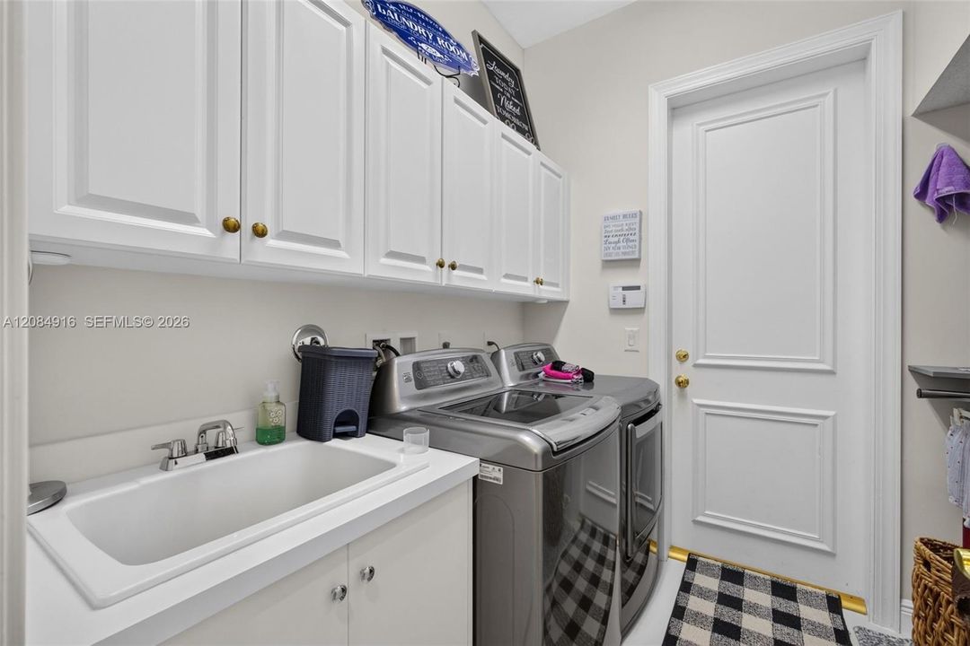 Activo con contrato: $3,395,000 (5 camas, 5 baños, 4476 Pies cuadrados)