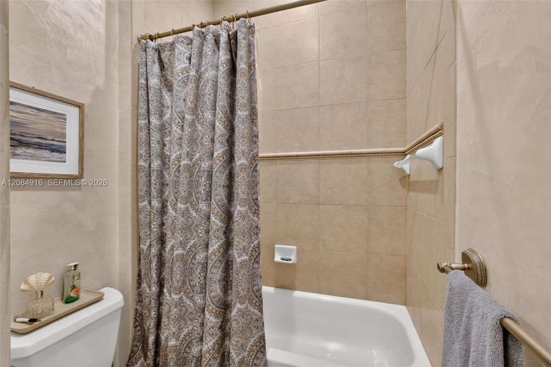 Activo con contrato: $3,395,000 (5 camas, 5 baños, 4476 Pies cuadrados)