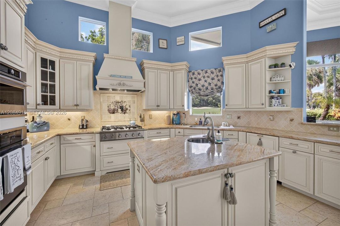 Activo con contrato: $3,395,000 (5 camas, 5 baños, 4476 Pies cuadrados)