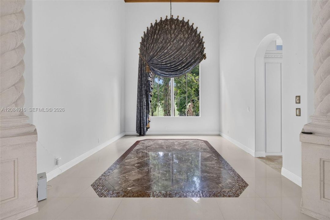 Activo con contrato: $3,395,000 (5 camas, 5 baños, 4476 Pies cuadrados)