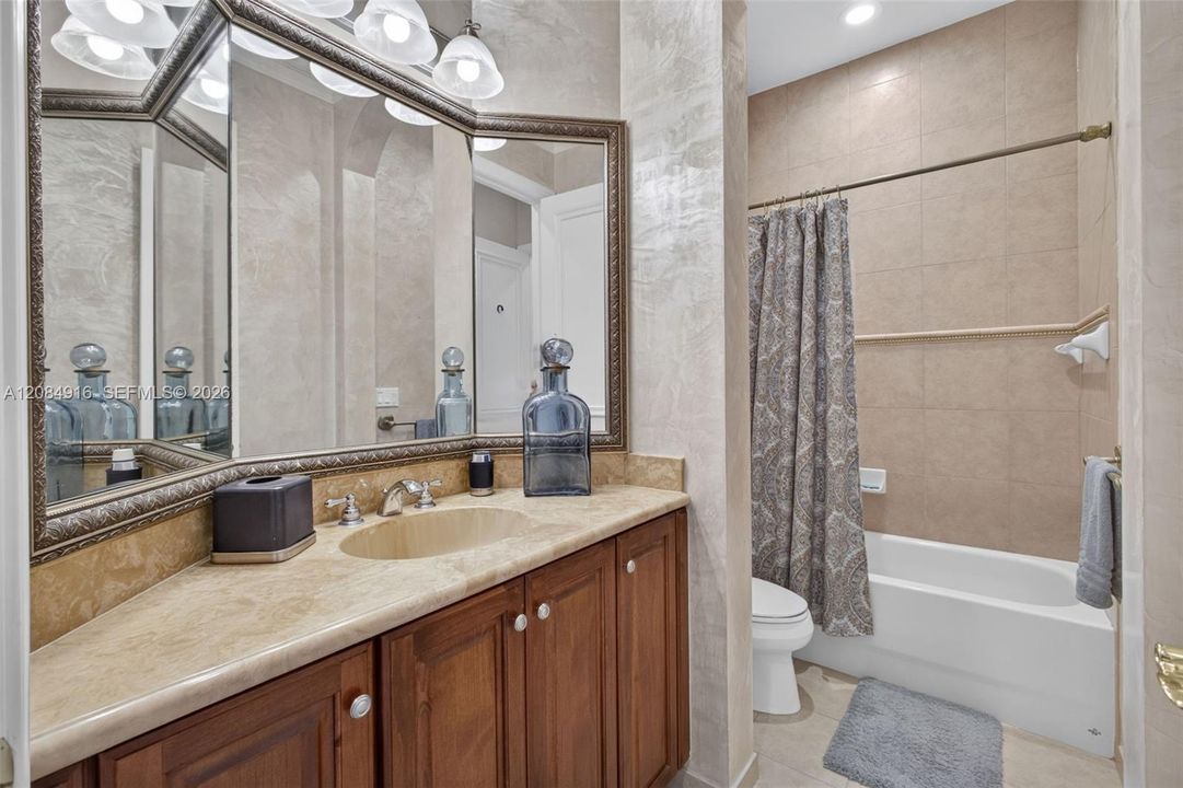 Activo con contrato: $3,395,000 (5 camas, 5 baños, 4476 Pies cuadrados)
