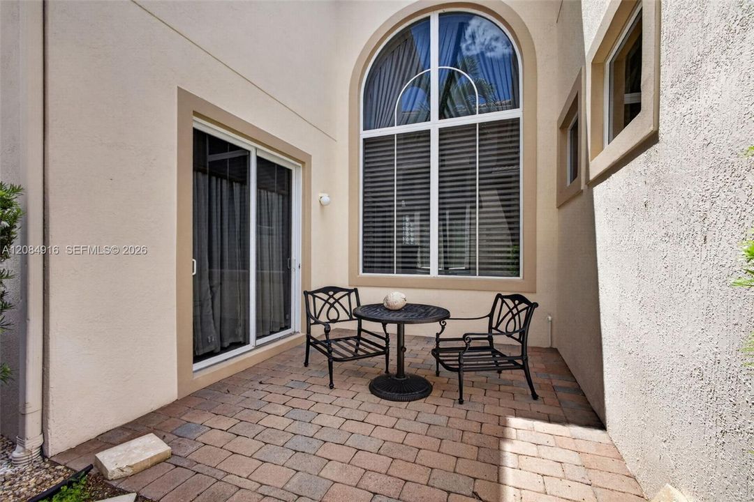 Activo con contrato: $3,395,000 (5 camas, 5 baños, 4476 Pies cuadrados)