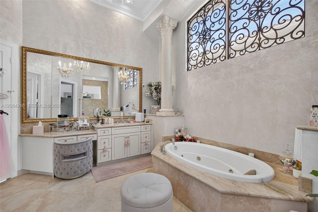 Activo con contrato: $3,395,000 (5 camas, 5 baños, 4476 Pies cuadrados)