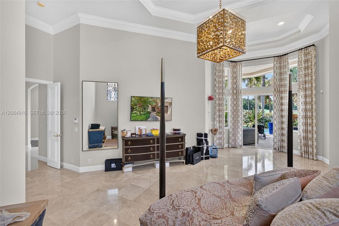 Activo con contrato: $3,395,000 (5 camas, 5 baños, 4476 Pies cuadrados)