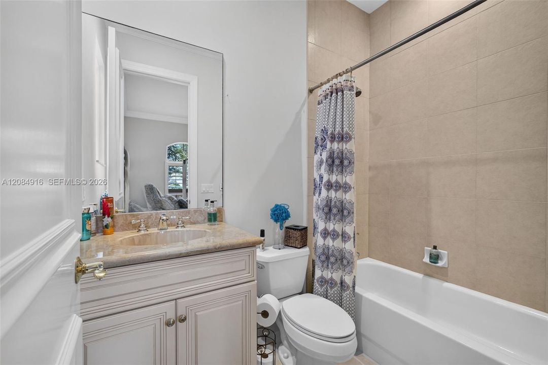 Activo con contrato: $3,395,000 (5 camas, 5 baños, 4476 Pies cuadrados)