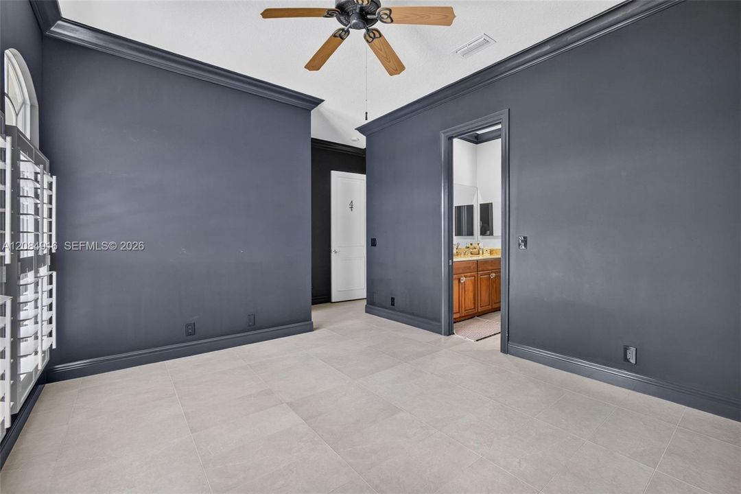 Activo con contrato: $3,395,000 (5 camas, 5 baños, 4476 Pies cuadrados)