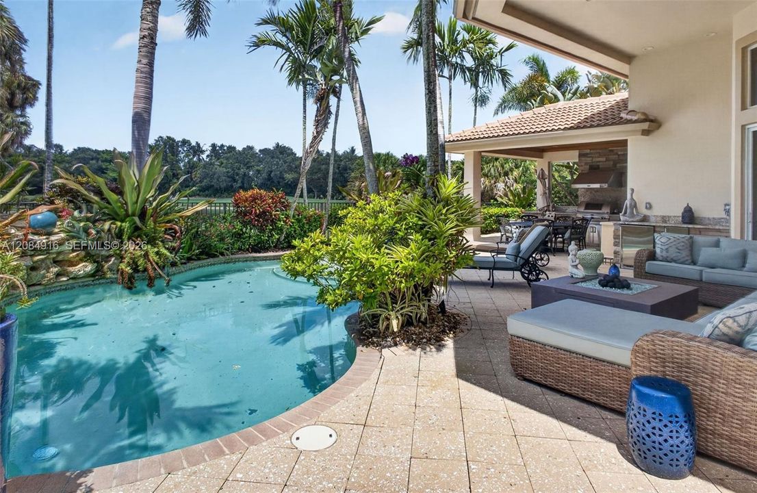 Activo con contrato: $3,395,000 (5 camas, 5 baños, 4476 Pies cuadrados)
