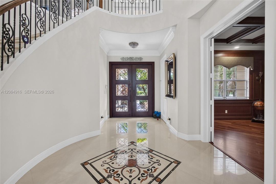 Activo con contrato: $3,395,000 (5 camas, 5 baños, 4476 Pies cuadrados)