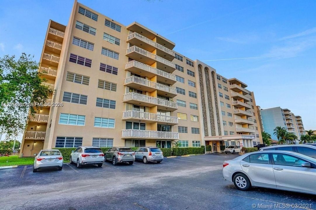 For Sale: $149,000 (1 beds, 1 baths, 878 Square Feet)