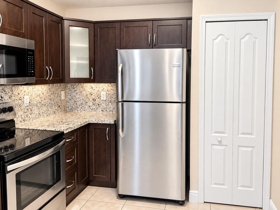 For Sale: $398,000 (2 beds, 2 baths, 1206 Square Feet)