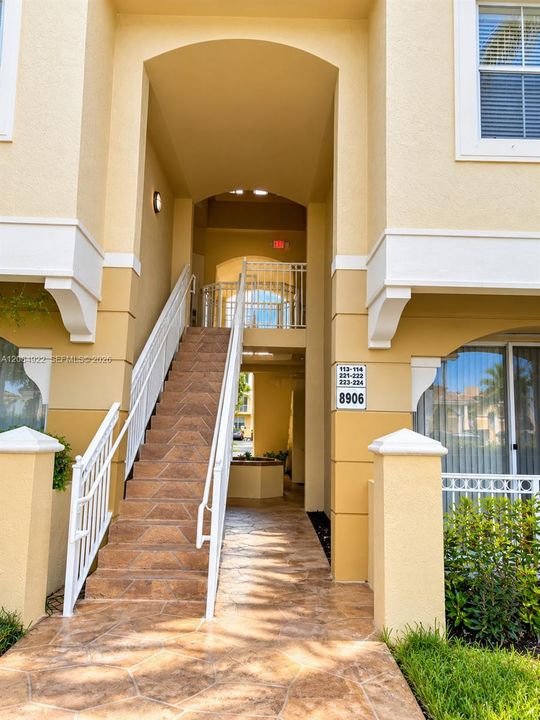 For Sale: $398,000 (2 beds, 2 baths, 1206 Square Feet)
