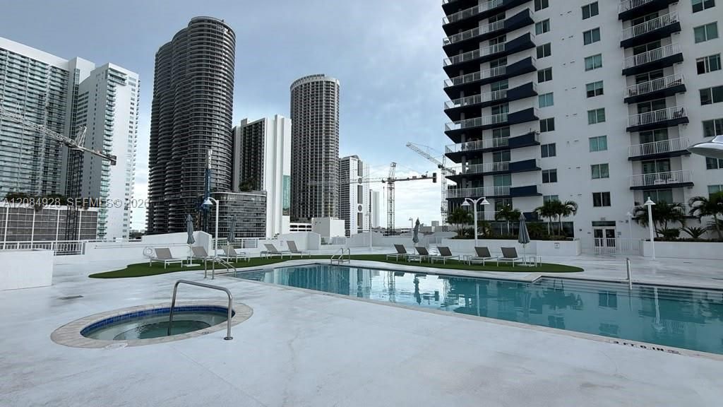 Active With Contract: $3,150 (2 beds, 2 baths, 1087 Square Feet)