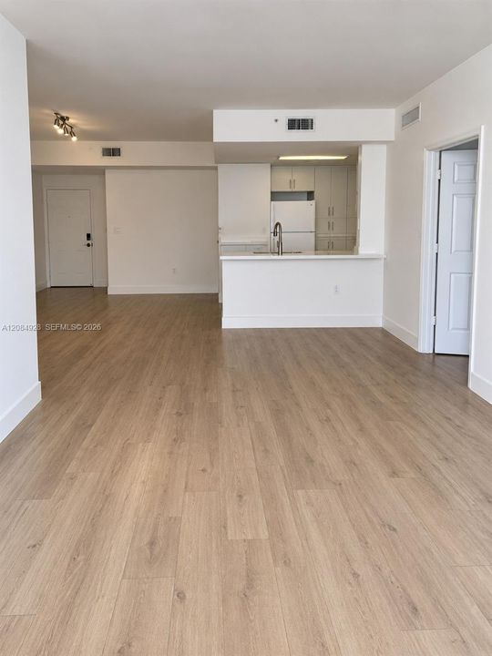 Active With Contract: $3,150 (2 beds, 2 baths, 1087 Square Feet)