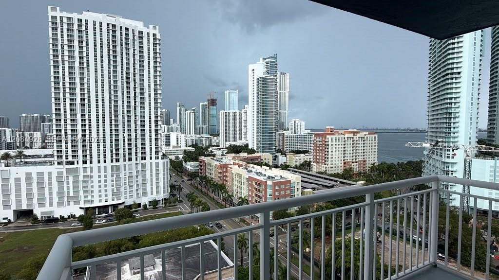 Active With Contract: $3,150 (2 beds, 2 baths, 1087 Square Feet)