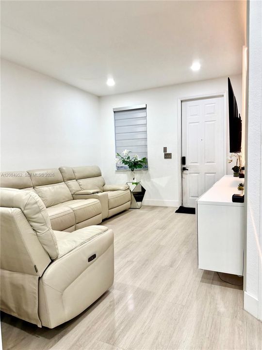 En Venta: $669,900 (4 camas, 2 baños, 1894 Pies cuadrados)
