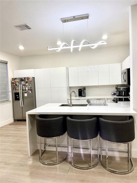 En Venta: $669,900 (4 camas, 2 baños, 1894 Pies cuadrados)