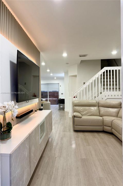 En Venta: $669,900 (4 camas, 2 baños, 1894 Pies cuadrados)