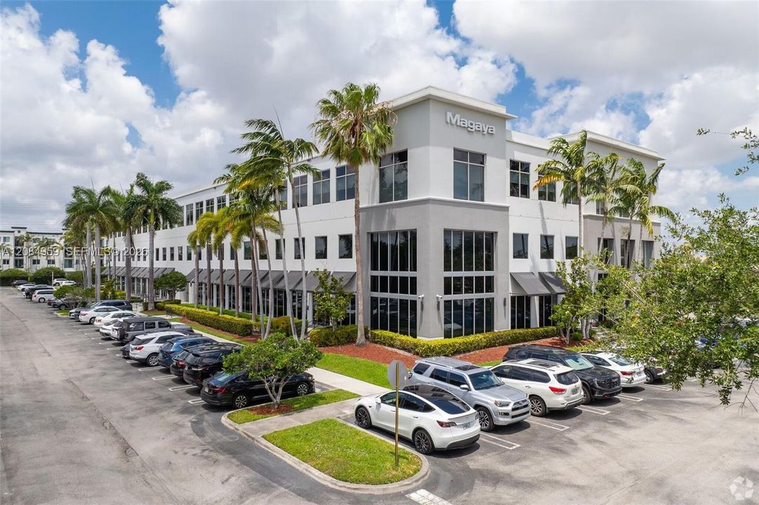 Professional building in Downtown Doral with plenty of unassigned parking
