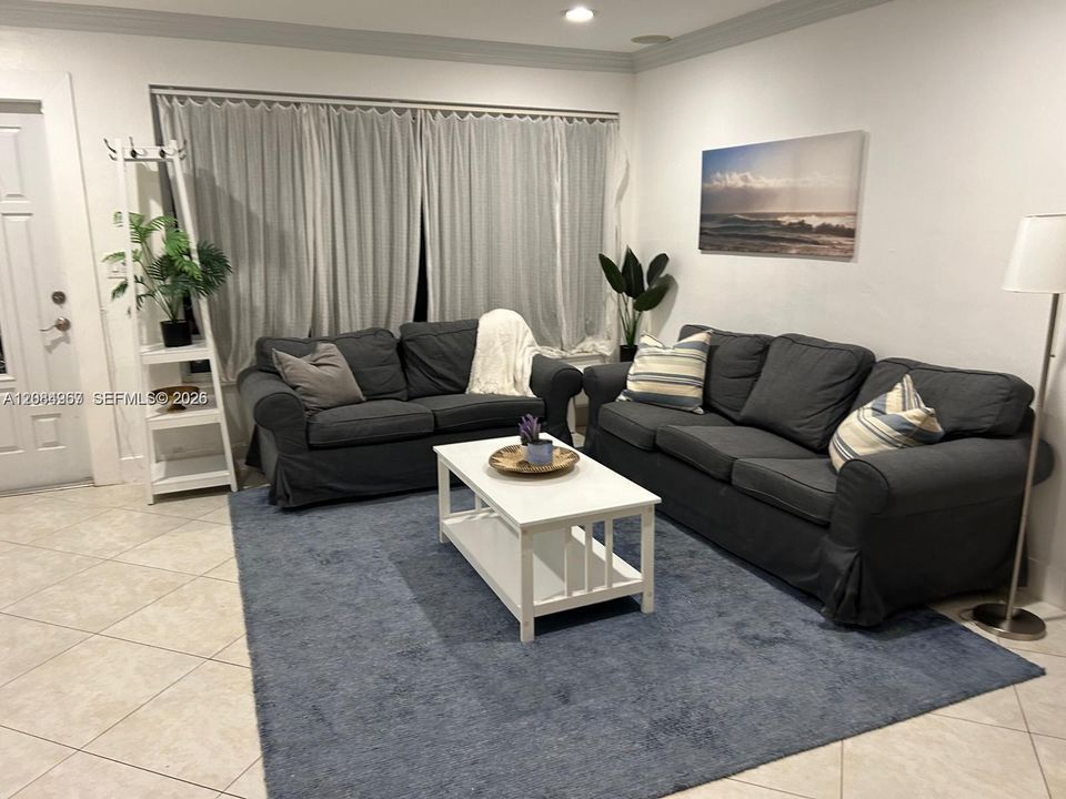 For Rent: $5,500 (3 beds, 2 baths, 1080 Square Feet)
