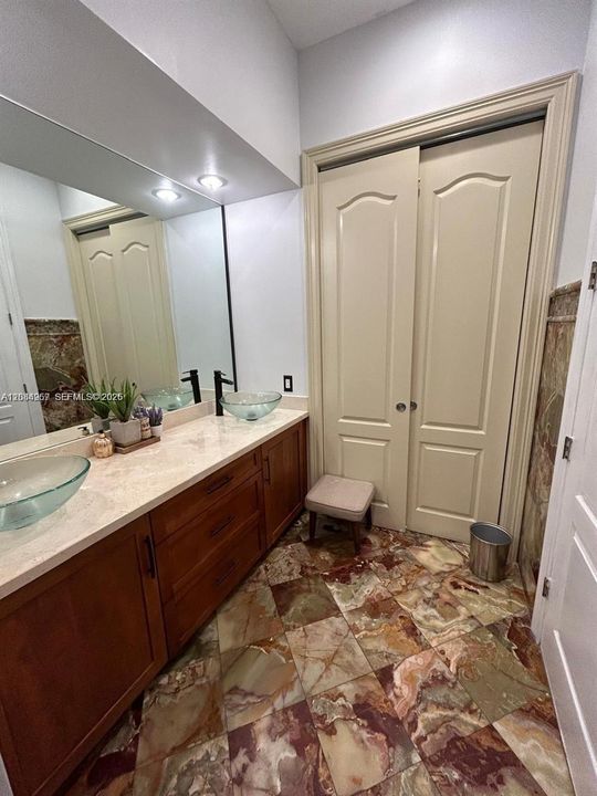For Rent: $5,500 (3 beds, 2 baths, 1080 Square Feet)