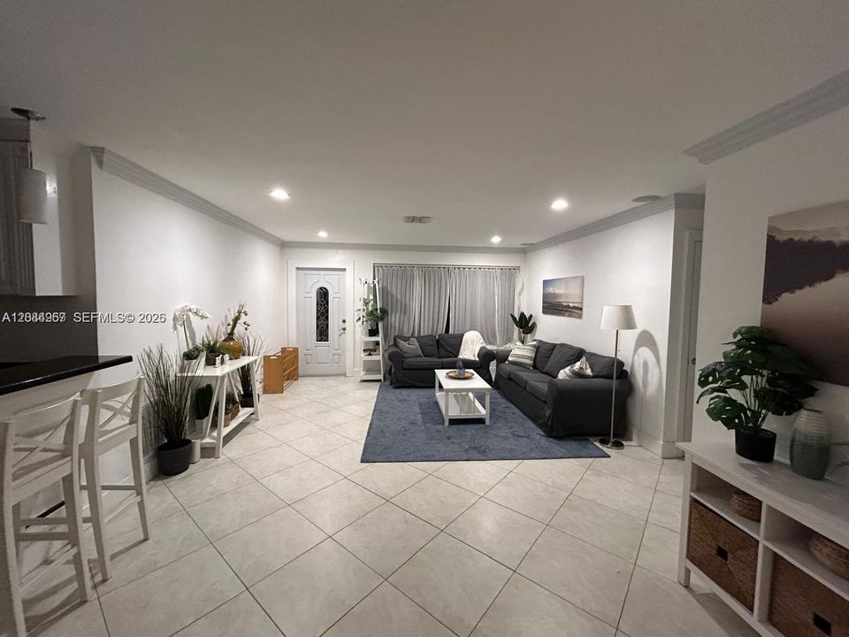 For Rent: $5,500 (3 beds, 2 baths, 1080 Square Feet)