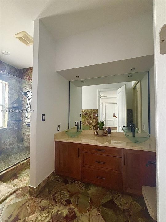 For Rent: $5,500 (3 beds, 2 baths, 1080 Square Feet)