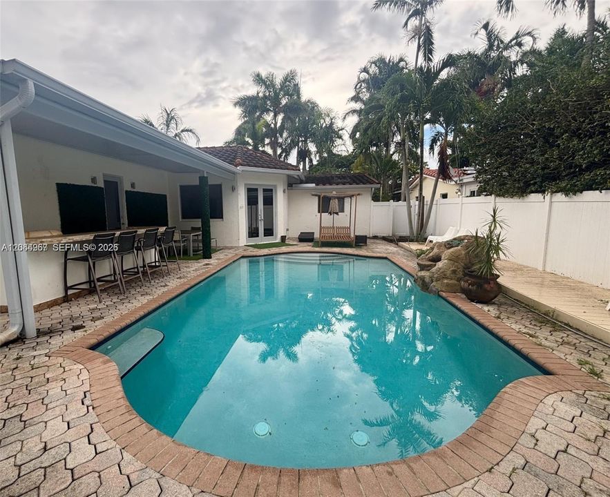 For Rent: $5,500 (3 beds, 2 baths, 1080 Square Feet)