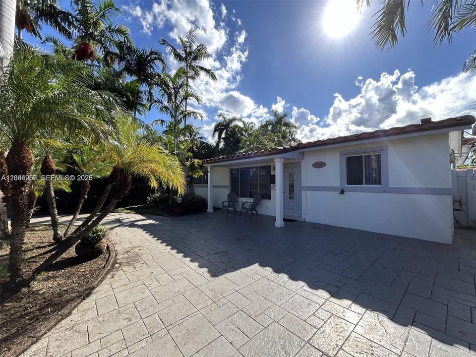 For Rent: $5,500 (3 beds, 2 baths, 1080 Square Feet)