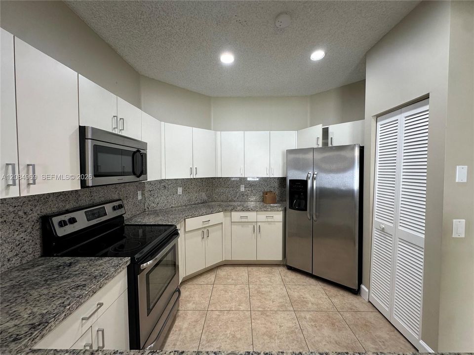 En Venta: $669,900 (4 camas, 2 baños, 2447 Pies cuadrados)