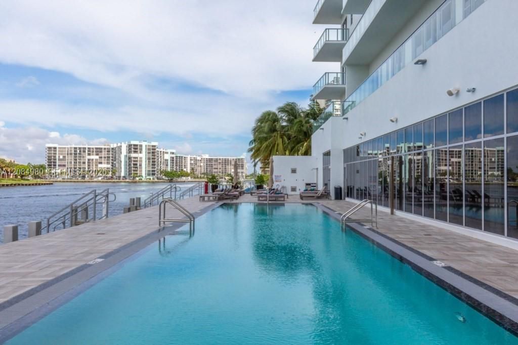 For Sale: $799,900 (2 beds, 2 baths, 1075 Square Feet)
