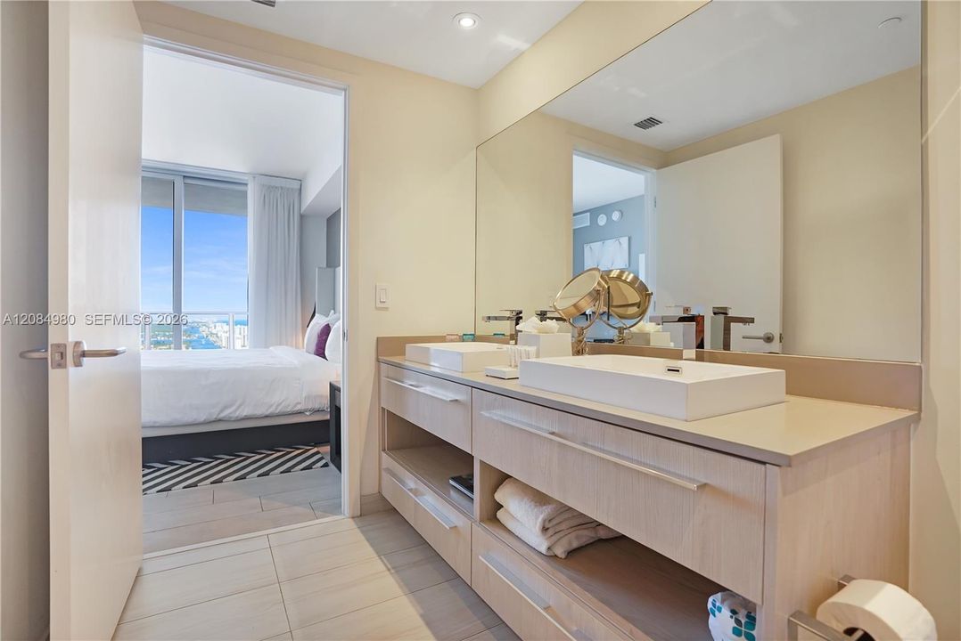 For Sale: $799,900 (2 beds, 2 baths, 1075 Square Feet)
