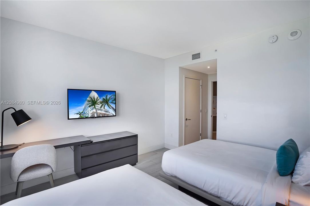 For Sale: $799,900 (2 beds, 2 baths, 1075 Square Feet)