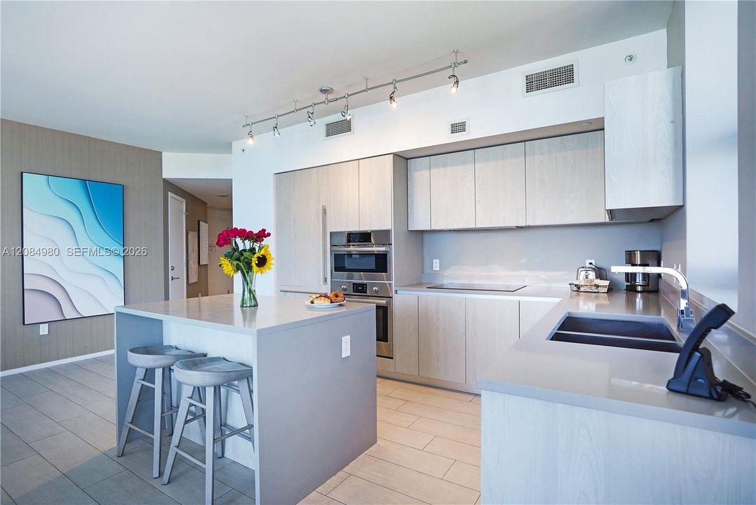 For Sale: $799,900 (2 beds, 2 baths, 1075 Square Feet)