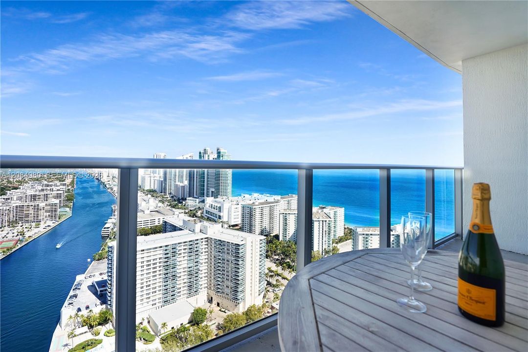 For Sale: $799,900 (2 beds, 2 baths, 1075 Square Feet)