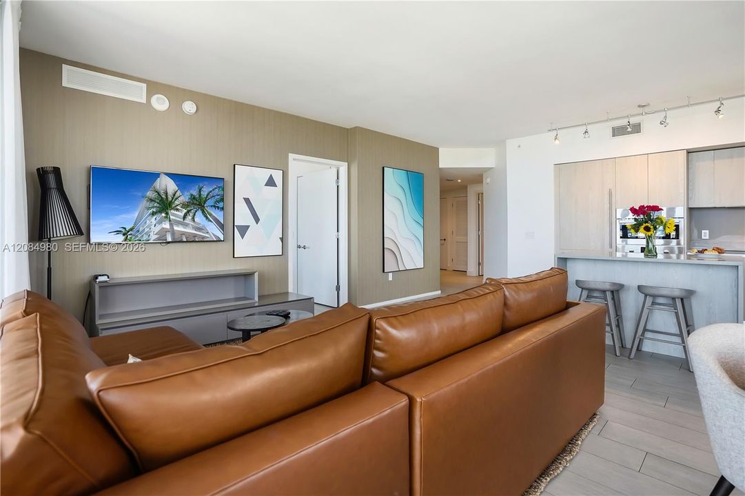 For Sale: $799,900 (2 beds, 2 baths, 1075 Square Feet)