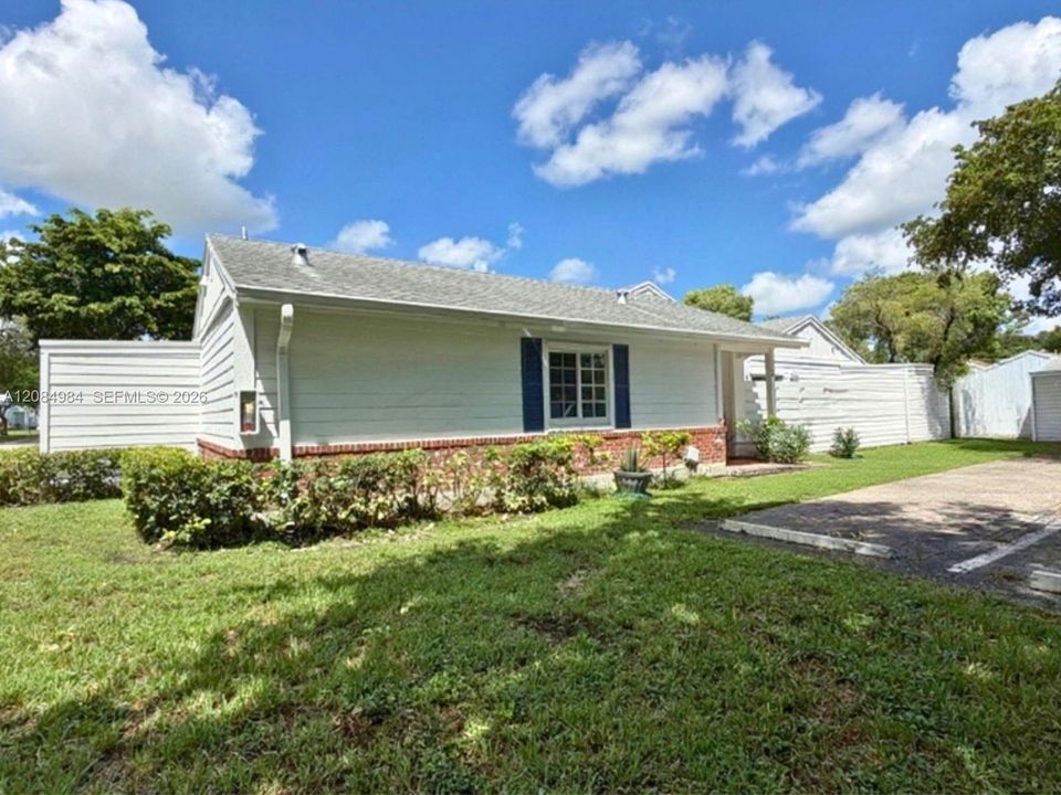 For Sale: $345,000 (2 beds, 2 baths, 852 Square Feet)