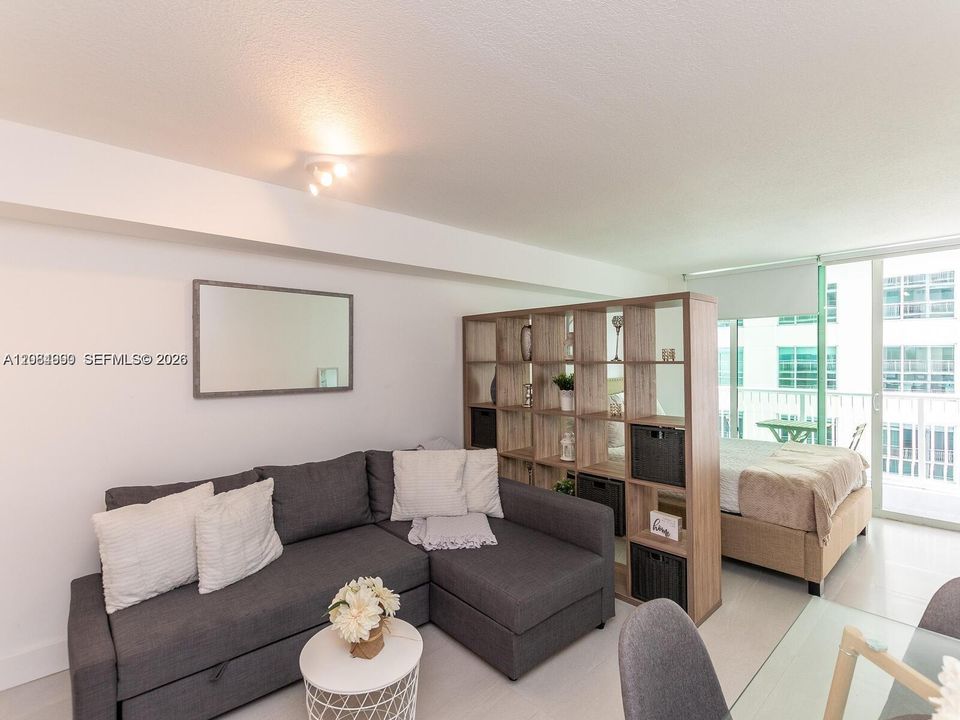 В аренду: $2,700 (0 спален, 1 ванн, 425 Квадратных фут)
