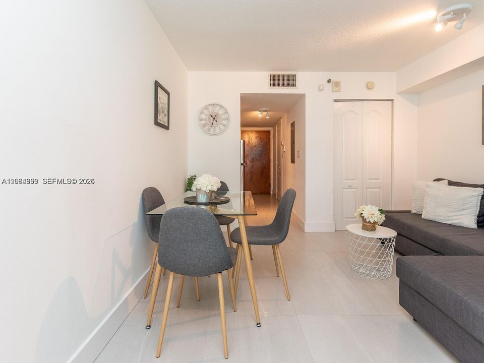 В аренду: $2,700 (0 спален, 1 ванн, 425 Квадратных фут)
