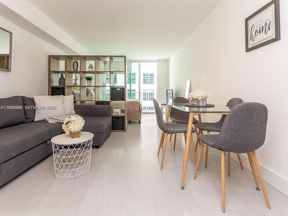В аренду: $2,700 (0 спален, 1 ванн, 425 Квадратных фут)