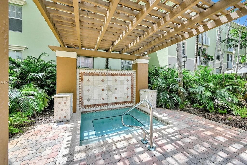 For Sale: $309,900 (2 beds, 2 baths, 1130 Square Feet)