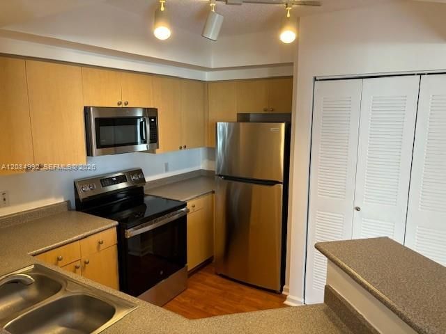 For Sale: $309,900 (2 beds, 2 baths, 1130 Square Feet)