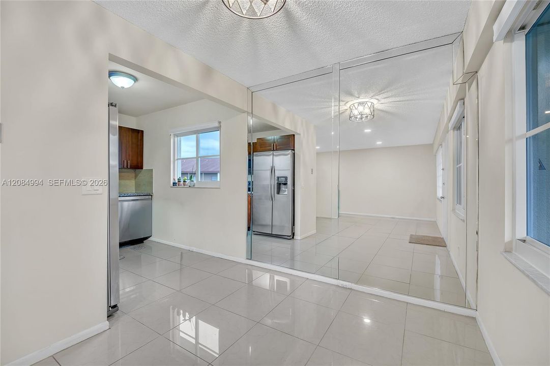 В аренду: $1,900 (2 спален, 1 ванн, 954 Квадратных фут)