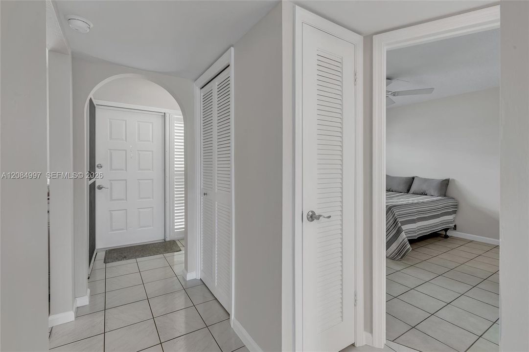 На продажу: $325,000 (2 спален, 2 ванн, 1010 Квадратных фут)