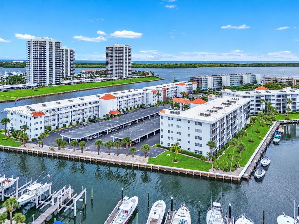 На продажу: $325,000 (2 спален, 2 ванн, 1010 Квадратных фут)