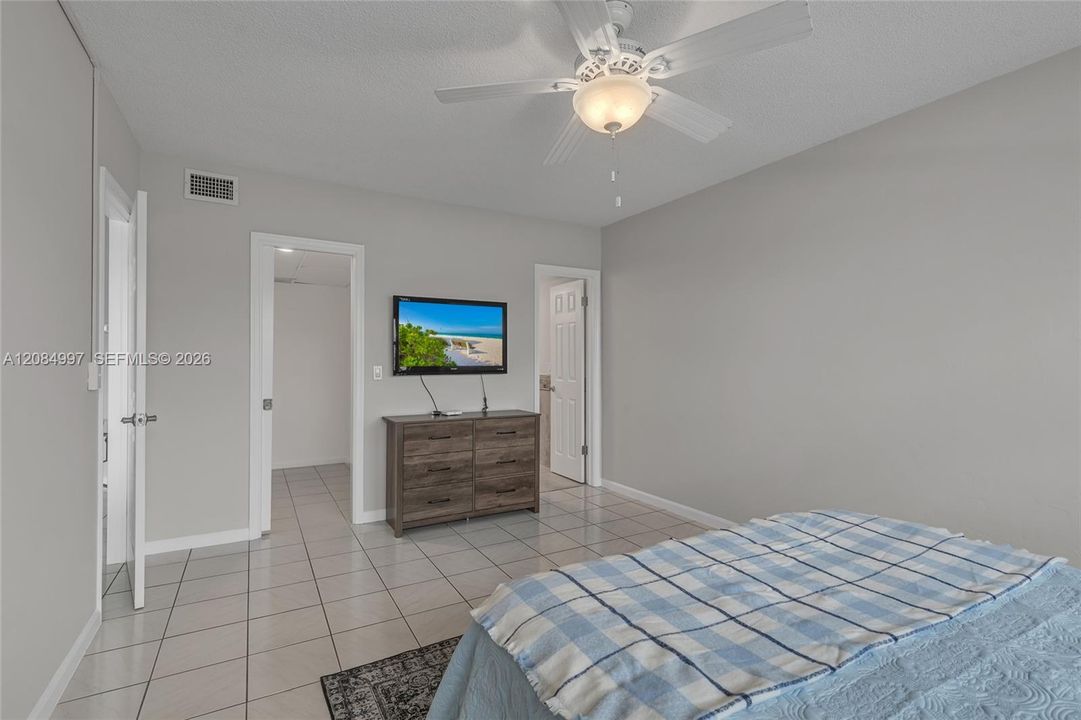 На продажу: $325,000 (2 спален, 2 ванн, 1010 Квадратных фут)