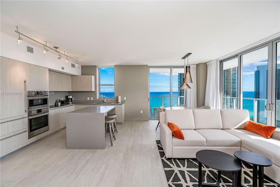 En Venta: $689,000 (2 camas, 2 baños, 1060 Pies cuadrados)