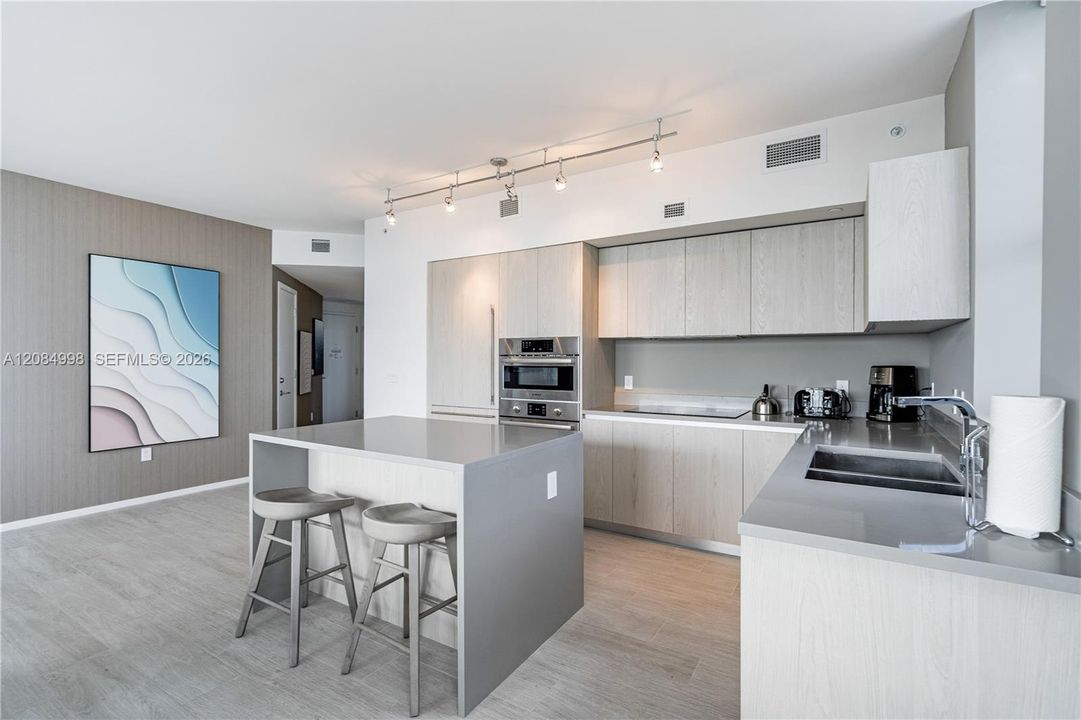 En Venta: $689,000 (2 camas, 2 baños, 1060 Pies cuadrados)